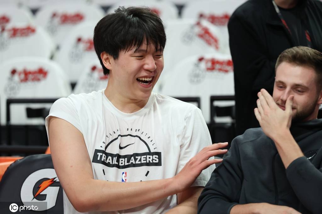 队记：杨瀚森状态不错 年轻中锋成长需要时间